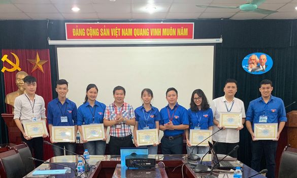 PGS.TS Bùi Ngọc Quý tặng giấy khen cho tập thể và cá nhân có thành tích xuất sắc nhiệm kỳ 2017-2020